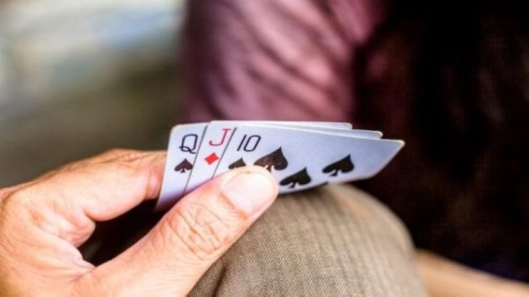 撲克牌三公的點數大小順序為:爆玖>炸彈>三公>雙公九>單公九>九點>雙公八>單公八>八點>雙公七>……>雙公一>單公一>雙公零>單公零>零點。